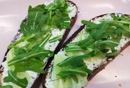 Фото шага рецепта Бутерброд с колбасой 188887 шаг 6  