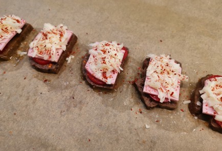 Фото шага рецепта Бутерброд с колбасой 190530 шаг 7  