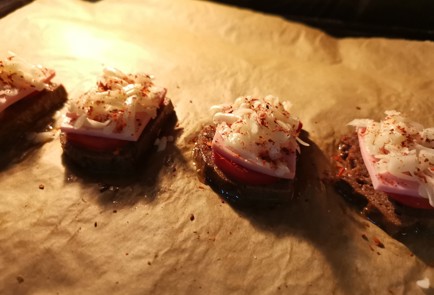 Фото шага рецепта Бутерброд с колбасой 190530 шаг 8  