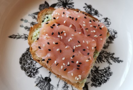 Фото шага рецепта Бутерброд с красной рыбой 189480 шаг 10  