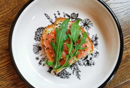 Фото шага рецепта Бутерброд с красной рыбой 189480 шаг 11  