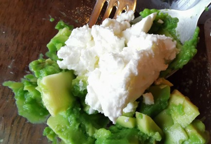 Фото шага рецепта Бутерброд с красной рыбой 189480 шаг 6  