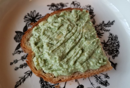 Фото шага рецепта Бутерброд с красной рыбой 189480 шаг 9  