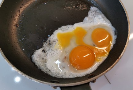 Фото шага рецепта Бутерброд с перепелиным яйцом 186433 шаг 10  