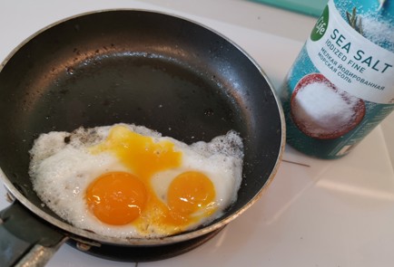 Фото шага рецепта Бутерброд с перепелиным яйцом 186433 шаг 11  