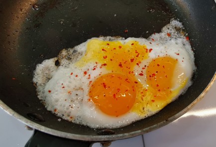 Фото шага рецепта Бутерброд с перепелиным яйцом 186433 шаг 12  