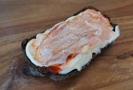 Фото шага рецепта Бутерброд с перепелиным яйцом 186433 шаг 2  