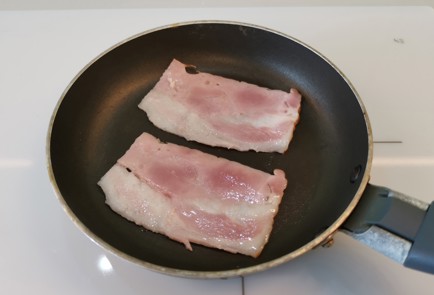 Фото шага рецепта Бутерброд с перепелиным яйцом 186433 шаг 3  