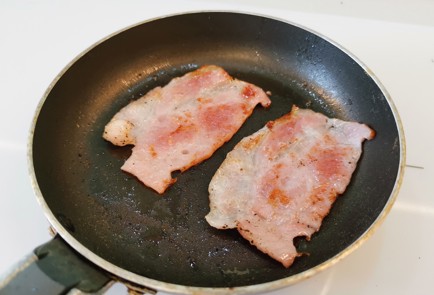 Фото шага рецепта Бутерброд с перепелиным яйцом 186433 шаг 5  