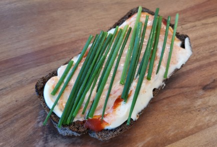 Фото шага рецепта Бутерброд с перепелиным яйцом 186433 шаг 7  