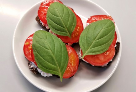 Фото шага рецепта Бутерброд с помидорами 190531 шаг 10  