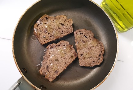 Фото шага рецепта Бутерброд с помидорами 190531 шаг 4  