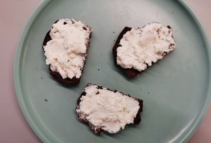 Фото шага рецепта Бутерброд с помидорами 190531 шаг 6  