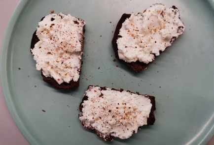 Фото шага рецепта Бутерброд с помидорами 190531 шаг 7  