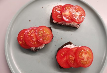 Фото шага рецепта Бутерброд с помидорами 190531 шаг 8  