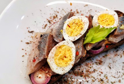 Фото шага рецепта Бутерброд с селедкой и перепелиным яйцом 153022 шаг 11  