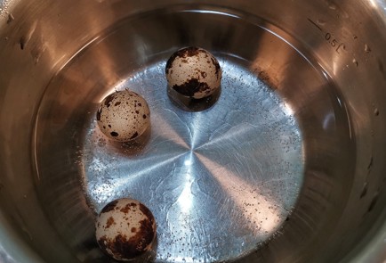 Фото шага рецепта Бутерброд с селедкой и перепелиным яйцом 153022 шаг 2  