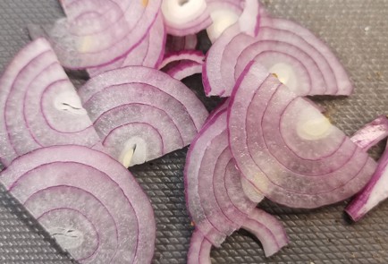 Фото шага рецепта Бутерброд с селедкой и перепелиным яйцом 153022 шаг 3  