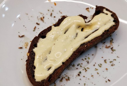 Фото шага рецепта Бутерброд с селедкой и перепелиным яйцом 153022 шаг 4  