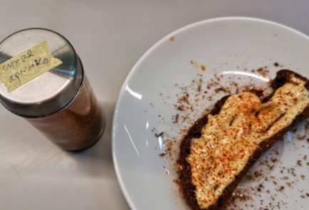 Фото шага рецепта Бутерброд с селедкой и перепелиным яйцом 153022 шаг 5  