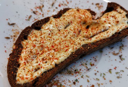 Фото шага рецепта Бутерброд с селедкой и перепелиным яйцом 153022 шаг 6  