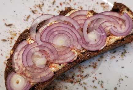 Фото шага рецепта Бутерброд с селедкой и перепелиным яйцом 153022 шаг 7  