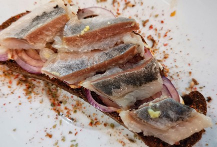 Фото шага рецепта Бутерброд с селедкой и перепелиным яйцом 153022 шаг 8  