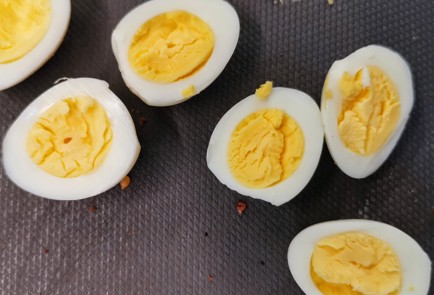 Фото шага рецепта Бутерброд с селедкой и перепелиным яйцом 153022 шаг 9  