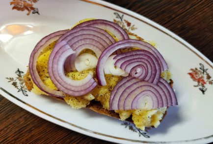 Фото шага рецепта Бутерброд с селедкой 189308 шаг 10  