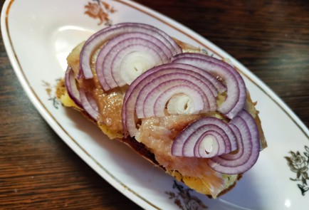 Фото шага рецепта Бутерброд с селедкой 189308 шаг 12  