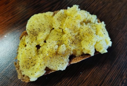 Фото шага рецепта Бутерброд с селедкой 189308 шаг 9  