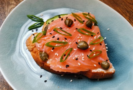 Фото шага рецепта Бутерброд с семгой 189479 шаг 10  