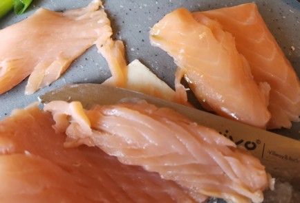 Фото шага рецепта Бутерброд с семгой 189479 шаг 7  