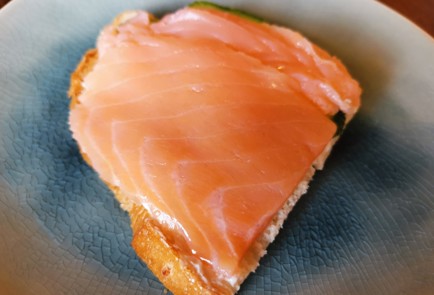 Фото шага рецепта Бутерброд с семгой 189479 шаг 8  