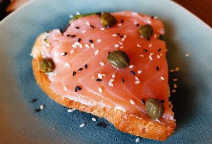 Фото шага рецепта Бутерброд с семгой 189479 шаг 9  