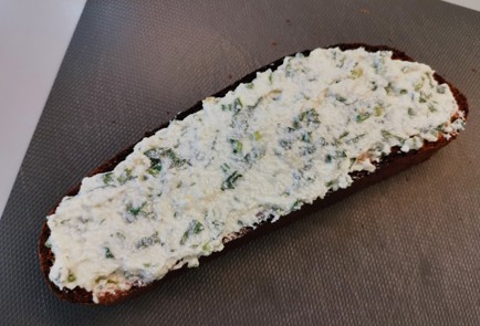 Фото шага рецепта Бутерброд с вялеными помидорами 188877 шаг 4  