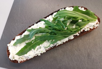 Фото шага рецепта Бутерброд с вялеными помидорами 188877 шаг 5  