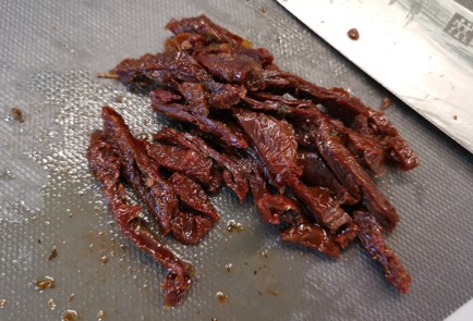 Фото шага рецепта Бутерброд с вялеными помидорами 188877 шаг 6  