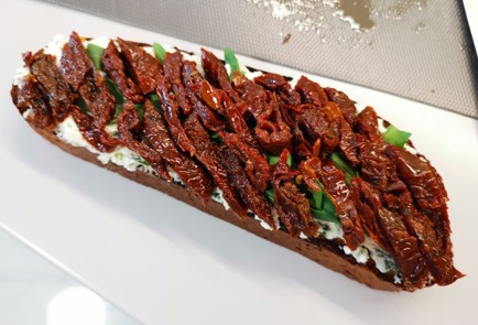 Фото шага рецепта Бутерброд с вялеными помидорами 188877 шаг 7  