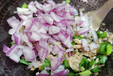 Фото шага рецепта Бутерброд с яичношпротной намазкой 152328 шаг 5  