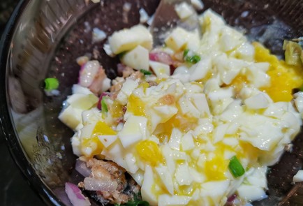 Фото шага рецепта Бутерброд с яичношпротной намазкой 152328 шаг 6  