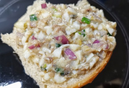 Фото шага рецепта Бутерброд с яичношпротной намазкой 152328 шаг 7  