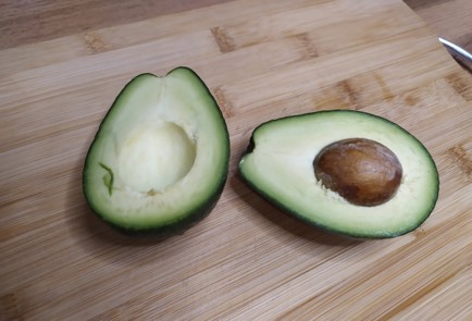 Фото шага рецепта Бутерброд с яйцом авокадо и красной рыбой 188985 шаг 1  