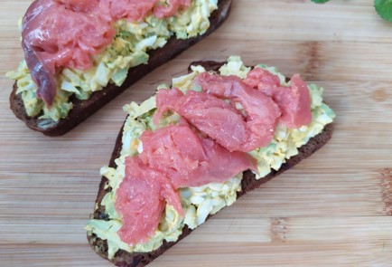 Фото шага рецепта Бутерброд с яйцом авокадо и красной рыбой 188985 шаг 10  