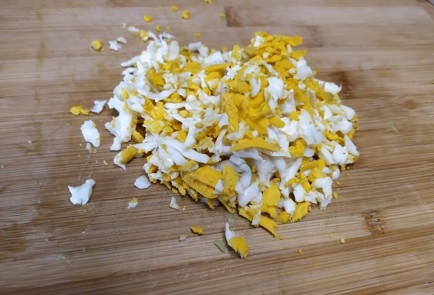 Фото шага рецепта Бутерброд с яйцом авокадо и красной рыбой 188985 шаг 3  