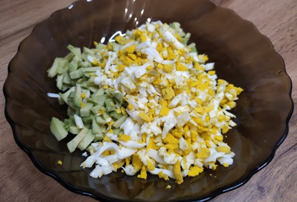 Фото шага рецепта Бутерброд с яйцом авокадо и красной рыбой 188985 шаг 4  