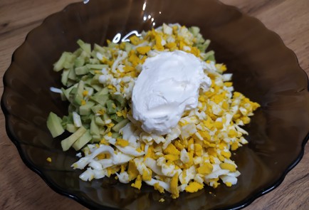 Фото шага рецепта Бутерброд с яйцом авокадо и красной рыбой 188985 шаг 5  