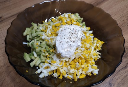 Фото шага рецепта Бутерброд с яйцом авокадо и красной рыбой 188985 шаг 6  