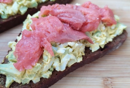 Фото шага рецепта Бутерброд с яйцом авокадо и красной рыбой 188985 шаг 9  
