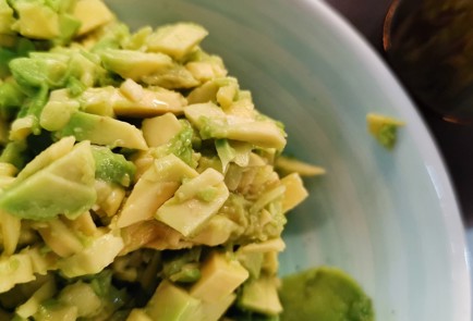 Фото шага рецепта Бутербродная намазка из авокадо и вяленых помидоров 152670 шаг 4  